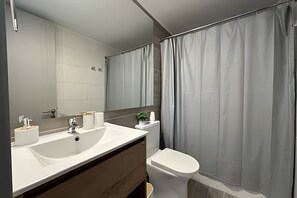 Apartment | Bathroom | Towels, toilet paper - Oceana Suites Eco España (Santiago)