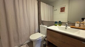 Apartment | Bathroom | Shower, towels, toilet paper - Oceana Suites Eco España (Santiago)