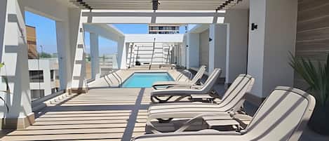 En säsongsöppen utomhuspool