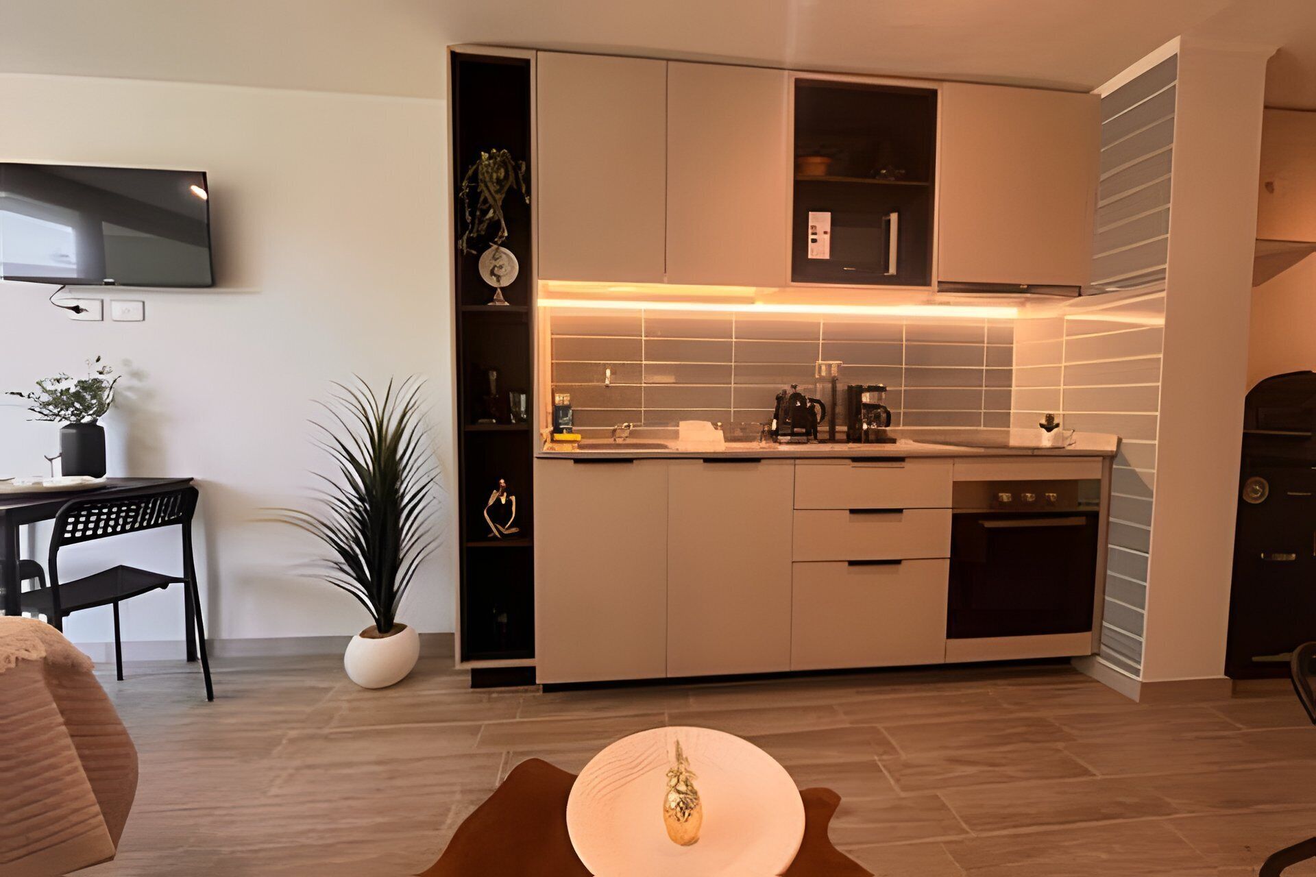 Apartamento | Cozinha privada | Micro-ondas, talheres/pratos/utensílios de cozinha