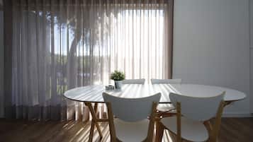 Kamar Double Standar, 2 kamar tidur, pemandangan kebun | Area keluarga | Smart TV 80-cm dengan saluran TV kabel