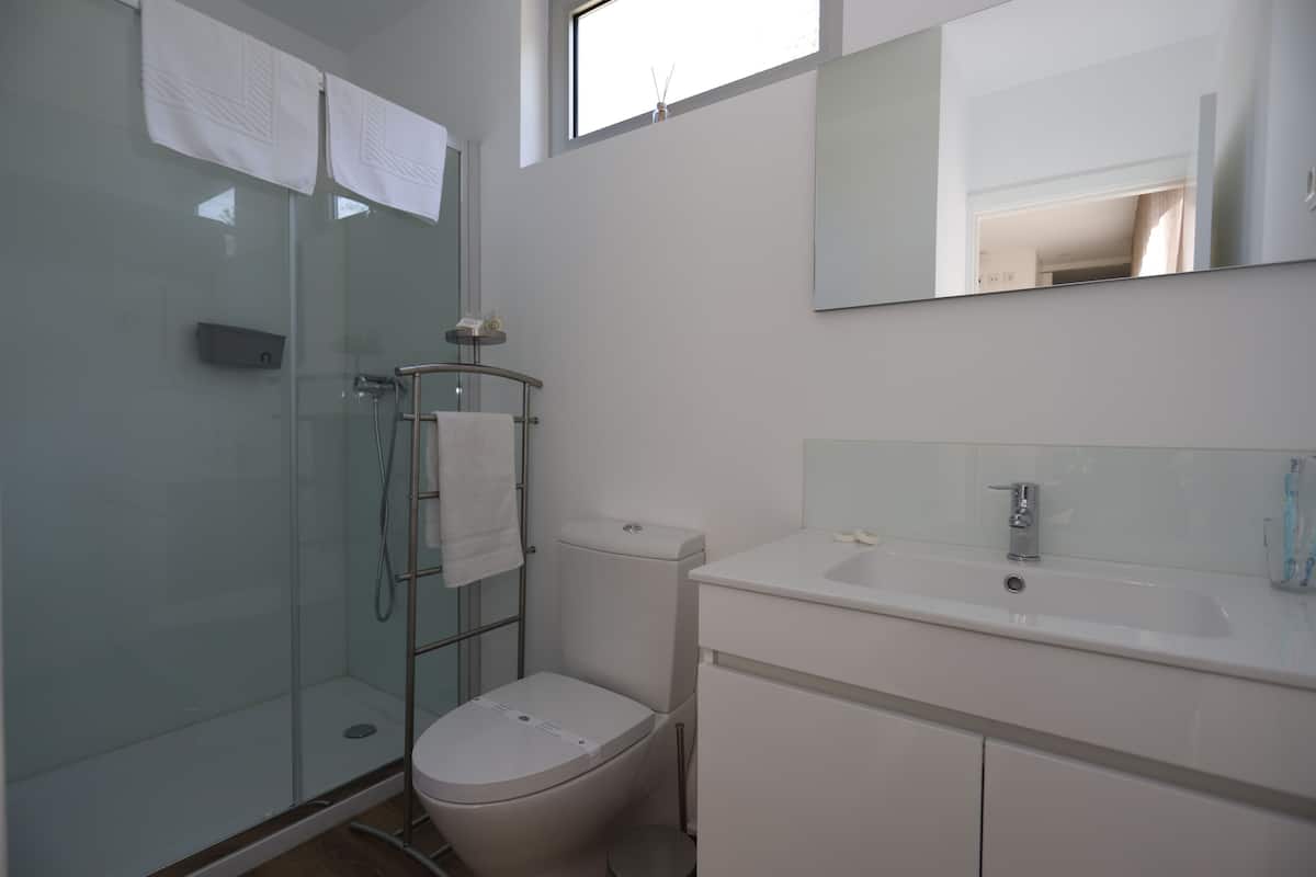 Quarto casal standard, 2 quartos, vista para o jardim | Banheiro | Chuveiro, secador de cabelo, toalhas de banho, sabonete