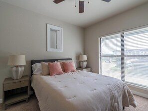 1 makuuhuone, työpöytä, silitysrauta/-lauta, Wi-Fi