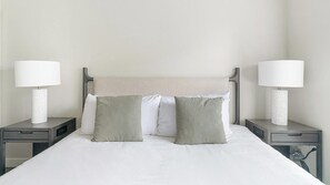 2 habitaciones, escritorio, tabla de planchar con plancha y wifi 