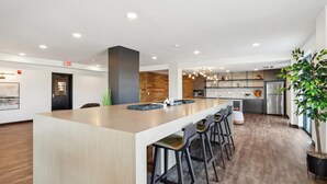 Una cocina amplia con una isla central, taburetes de bar y un diseño moderno.