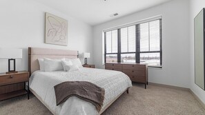 1 slaapkamer, een bureau, een strijkplank/strijkijzer, wifi