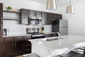 Refrigerador, comedor y isla de cocina