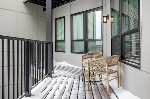 Landing | Beautiful 2BD, Pool, Rooftop Lounge