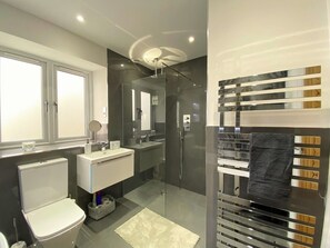 House | Bathroom | Separate tub and shower, deep soaking tub, hair dryer, towels - Leedshouse/sleeps9/privategarden/tv/wifi (Leeds)
