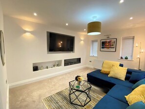 House | Living area | TV, fireplace - Leedshouse/sleeps9/privategarden/tv/wifi (Leeds)