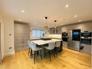 House | Private kitchen | Fridge, microwave, oven, stovetop - Leedshouse/sleeps9/privategarden/tv/wifi (Leeds)