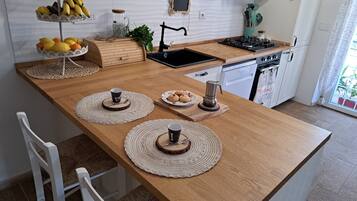 Fridge, oven, stovetop, coffee/tea maker