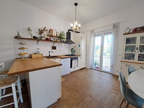 Frigorífico, horno, placa de cocina y cafetera o tetera