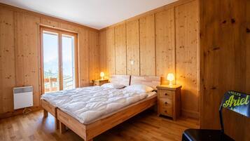 Chalet | 6 kamar tidur dan dilengkapi dengan perabotan berbeda-beda