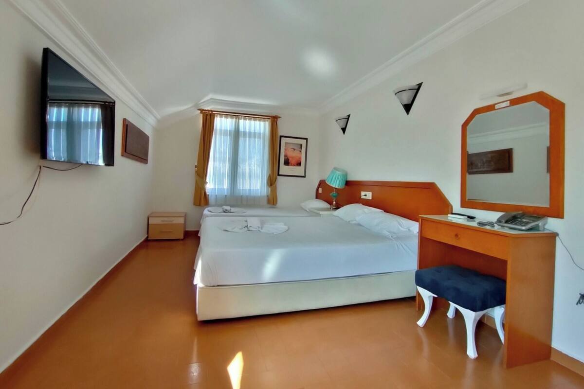WiFi (free), bed sheets