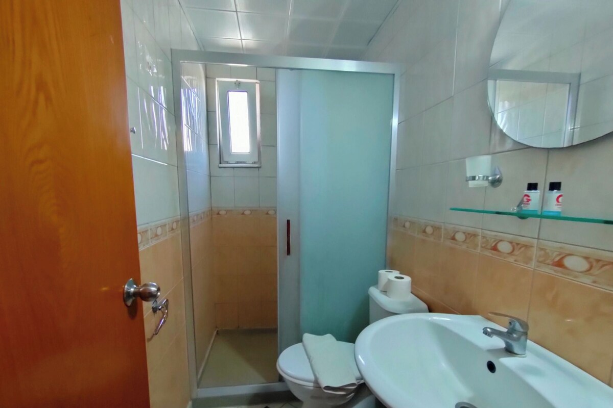 Un bagno con il water, il lavandino e la doccia.