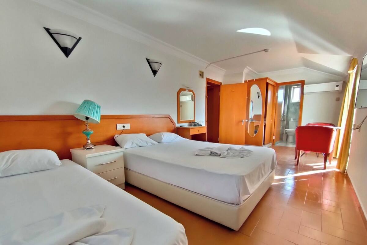 WiFi (free), bed sheets