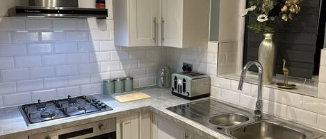 Hus | Privat køkken | Køleskab, mikrobølgeovn, ovn, kogeplade