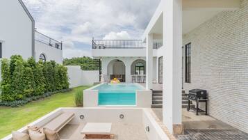 Villa familiar, vista a la alberca | Área de sala de estar | Televisión de pantalla plana de 32 pulgadas con canales por cable