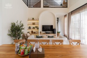 Familie villa, uitzicht op zwembad | Woonruimte | Een 32-inch flatscreentelevisie met kabelzenders