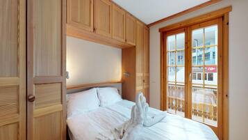 3 bedrooms, individually furnished, bed sheets