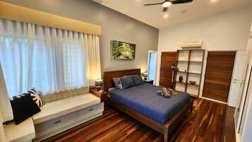 5 Schlafzimmer, Schreibtisch, Bügeleisen/Bügelbrett, Reisekinderbett