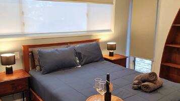 5 slaapkamers, een bureau, een strijkplank/strijkijzer, reisbedje