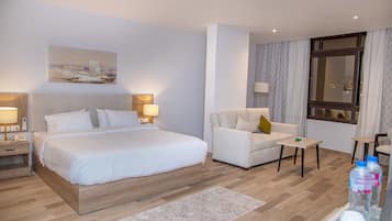 Escritorio, sistema de insonorización y wifi gratis