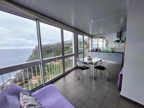 Interior - Cliff House (Lombo do Doutor)