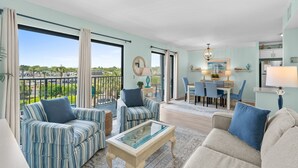 Ein geräumiger Wohnbereich mit Balkon, Essbereich und Küche.