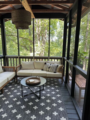 Charming Treehouse cabin with WiFi, Hot tub, Firepit in marvelous Smithville