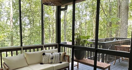 Charming Treehouse cabin with WiFi, Hot tub, Firepit in marvelous Smithville