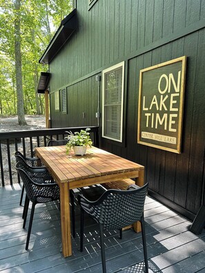 Outdoor dining - Charming Treehouse cabin with WiFi, Hot tub, Firepit in marvelous Smithville (Smithville)