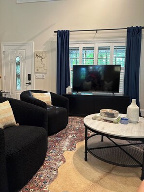 Smart-TV, Kamin, Videospiele, Tischfußball