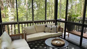 Téléviseur connecté, foyer, jeux vidéo, table de baby-foot