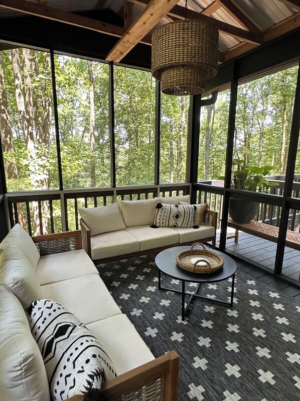 Smart-TV, Kamin, Videospiele, Tischfußball