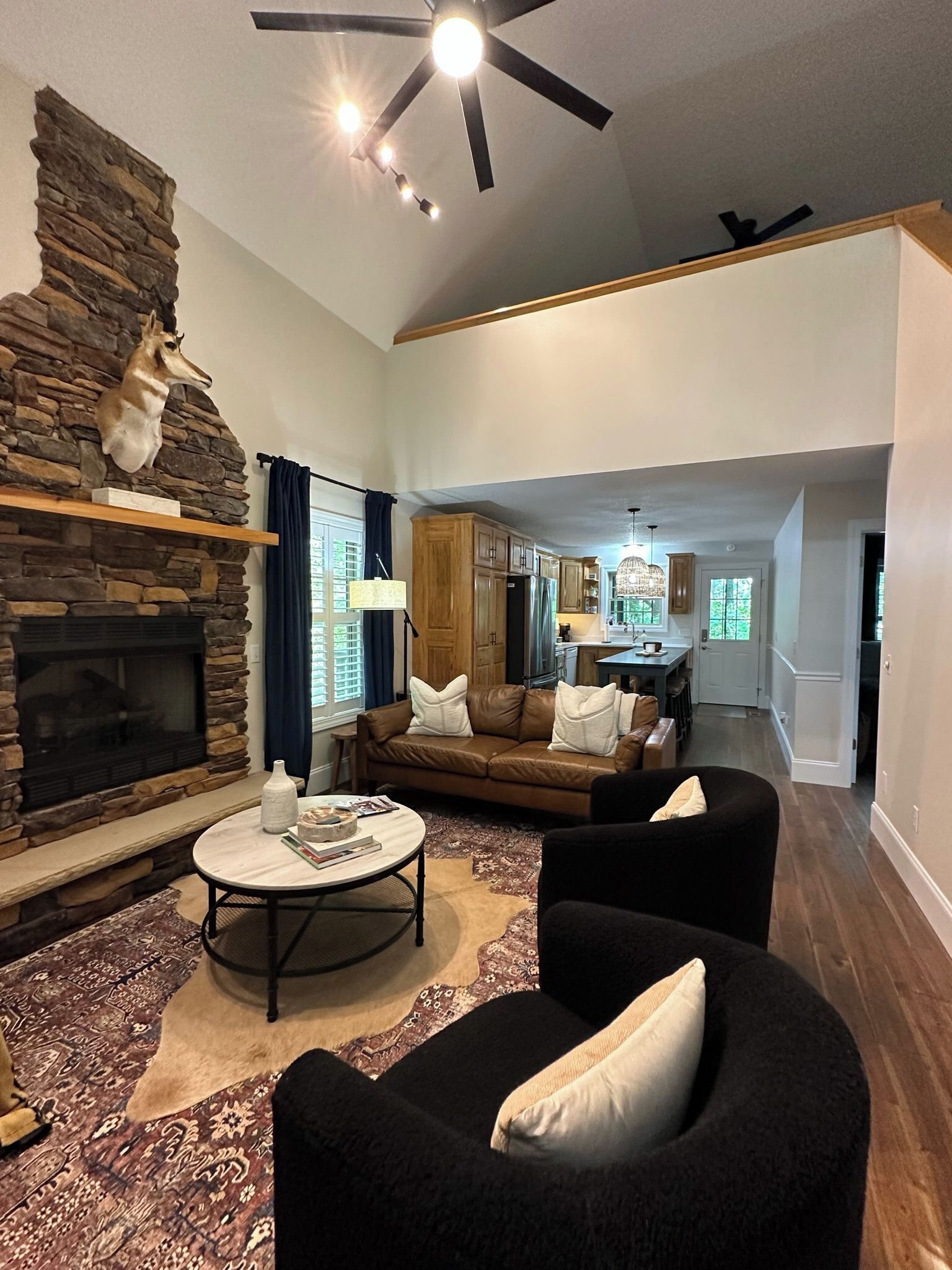 Televisor intel·ligent, llar de foc, videojocs i futbolí 