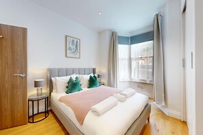 3 bedrooms, iron/ironing board, free WiFi, bed sheets - Modern Home w/Garden 4 Min Walk to Kilburn Station (London)