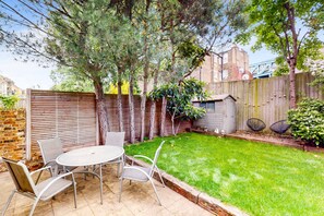 Outdoor dining - Modern Home w/Garden 4 Min Walk to Kilburn Station (London)