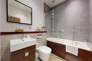 Hair dryer, towels, toilet paper - Modern Home w/Garden 4 Min Walk to Kilburn Station (London)