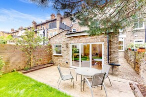 Outdoor dining - Modern Home w/Garden 4 Min Walk to Kilburn Station (London)