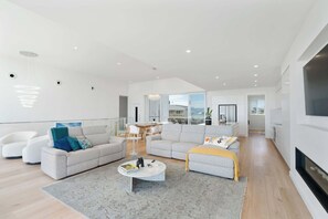 TV, fireplace - Casa Bianca 50 Esplanade Middleton (Middleton)