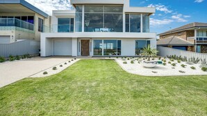 A modern two-story house with large windows, a garage, and a well-maintained lawn. - Casa Bianca 50 Esplanade Middleton (Middleton)