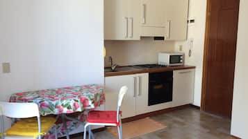Micro-ondes, four, plaque de cuisson