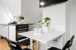 Apartamento, 3 habitaciones, vistas a la ciudad | 3 dormitorios, cortinas opacas, tabla de planchar con plancha