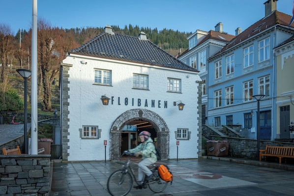 Apartamento, 3 habitaciones, vistas a la ciudad | 3 dormitorios, cortinas opacas, tabla de planchar con plancha