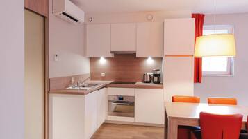 Superior appartement, balkon, uitzicht op park | Een bureau, een laptopwerkplek, geluiddichte muren, gratis wifi