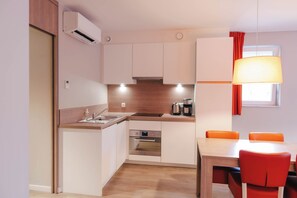 Superior Apartment, Balcony, Park View | Meja, ruang kerja komputer riba, kalis bunyi, Wi-fi percuma 