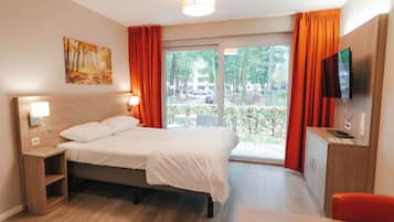 Comfort studio, balkon, uitzicht op park | Een bureau, een laptopwerkplek, geluiddichte muren, gratis wifi