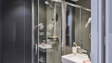 Douche, sèche-cheveux, serviettes fournies, papier toilette